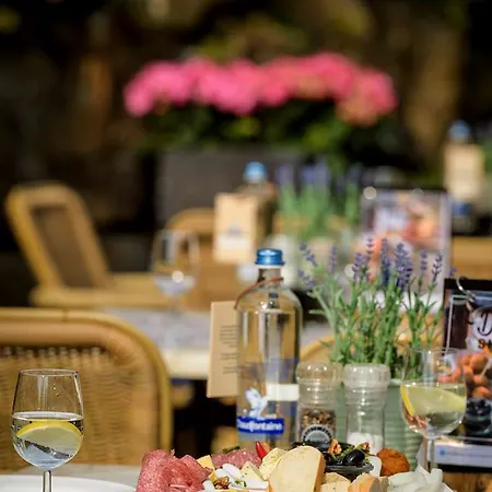 Campanile & Restaurant מלון דלפט